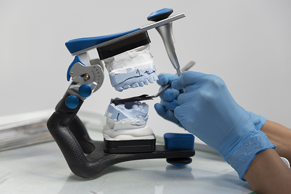 1close-up-dentist-instruments